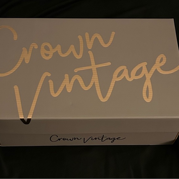 Crown Vintage Sneakers - Picture 1 of 4